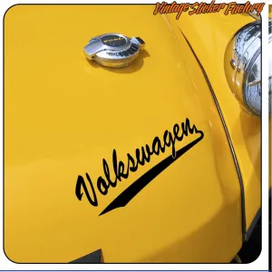 Schwarzer Volkswagen-Aufkleber auf der gelben Motorhaube eines Fahrzeugs
