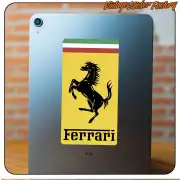 Pegatina rectangular multicolor con caballo rampante y texto Ferrari aplicada en la parte trasera de una tableta