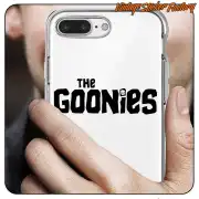 Texto «THE GOONIES» aplicado sobre la carcasa transparente de un teléfono móvil