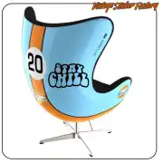 Diseño tipográfico STAY CHILL aplicado en una silla con forma de guante de béisbol