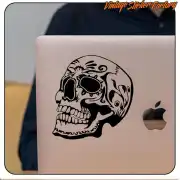 Dekorativer Totenkopf auf einem Laptopdeckel