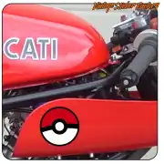 Poké Ball aplicada sobre el depósito rojo de una motocicleta