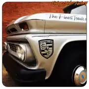 Petit emblème Porsche appliqué sur le côté d’un véhicule classique