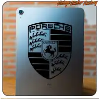 Logo PORSCHE noir et blanc appliqué au dos d’une tablette