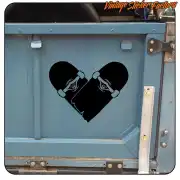 Adhesivo negro con dos monopatines cruzados formando un corazón sobre una puerta azul