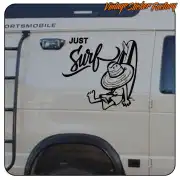 JUST Surf Aufkleber an der Seite eines weißen Wohnmobils, mit Figur und Surfbrett