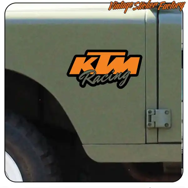 KTM Racing Aufkleber an der Seite eines beigen Geländefahrzeugs