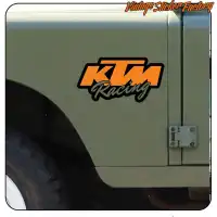 KTM Racing Aufkleber an der Seite eines beigen Geländefahrzeugs