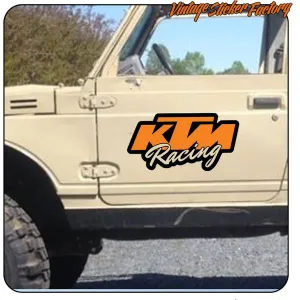 Adhesivo KTM Racing aplicado en la puerta de un vehículo todoterreno