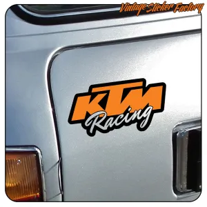 Adhesivo KTM Racing aplicado sobre el lateral plateado de un vehículo