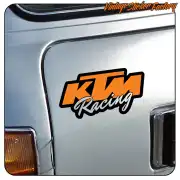 Adhesivo KTM Racing aplicado sobre el lateral plateado de un vehículo