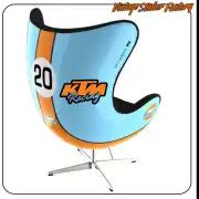 Diseño KTM Racing aplicado en el respaldo de una silla con forma de coche de carreras