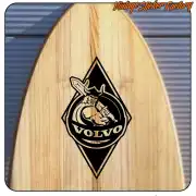 Design VOLVO VIKING appliqué sur une planche en bois