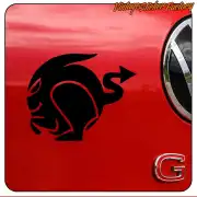 Schwarzes Devil-Rabbit-Motiv auf der roten Karosserie eines Volkswagen Golf
