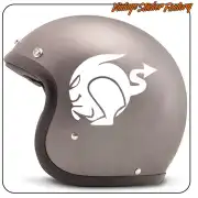 Motif Devil Rabbit blanc appliqué sur un casque de moto gris