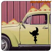 Silhouette eines Mädchens mit Hexenhut auf der Tür eines klassischen Autos
