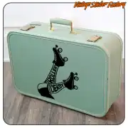 Vinyle ROLLER DERBY appliqué sur une valise vert clair