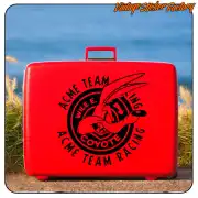 Diseño circular ACME TEAM RACING aplicado sobre una maleta roja