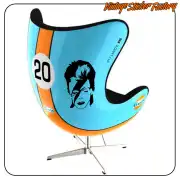 Design de Bowie avec éclair facial appliqué sur une chaise aux formes courbes