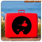 Silhouette noire de Goku sur Kinton, appliquée sur une valise rouge