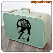 David-Bowie-Design mit Blitz und dem Text «WE CAN BE HEROES» auf einem grünen Koffer
