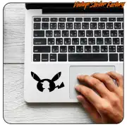 Silhouette noire de Pikachu appliquée dans la partie inférieure d’un ordinateur portable