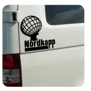 Pegatina Nordkapp con globo terráqueo aplicada en una furgoneta blanca