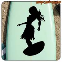 Détail du motif noir sur le thème du surf appliqué sur une planche vert clair