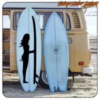 Vinilo de surfista con tabla sobre una tabla de surf azul junto a una furgoneta