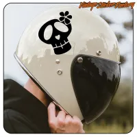 Schwarzer Schädel mit Herz und Blume auf einem hellen Helm mit dunklem Visier