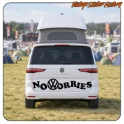 Schwarzes NO WORRIES am Heck eines weißen Campervans