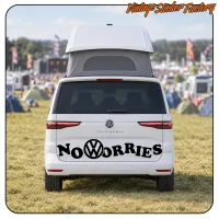 Rückansicht eines weißen Campervans mit schwarzem NO-WORRIES-Aufkleber