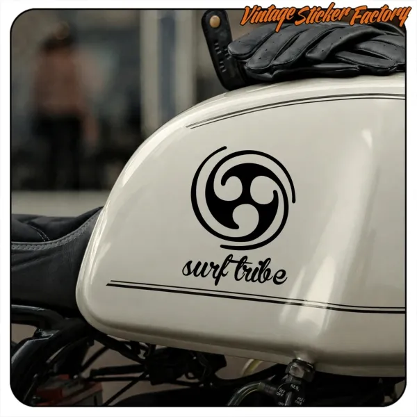 Detail des SURF-TRIBE-Aufklebers auf dem Tank eines Motorrads