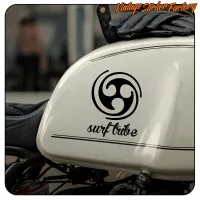 Detail des SURF-TRIBE-Aufklebers auf dem Tank eines Motorrads