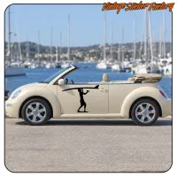 Vue latérale d’un cabriolet clair avec la silhouette de surfeur appliquée sur la portière