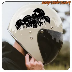 Casque de moto clair avec le design noir de quatre crânes sur la partie supérieure