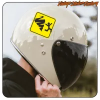 Détail de l’adhésif Tornado appliqué sur un casque à visière sombre