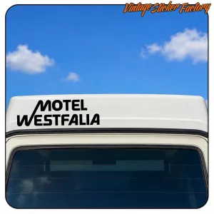 Adhesivo «MOTEL WESTFALIA» aplicado sobre el techo blanco de una furgoneta camper.
