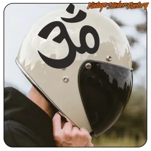 Schwarzes Om-Symbol auf einem hellen Motorradhelm