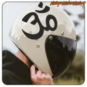 Símbolo Om negro aplicado en un casco de motocicleta claro