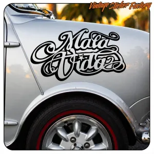 «Mala Vida»-Design an der Seite eines klassischen Autos angebracht