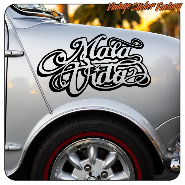 «Mala Vida»-Aufkleber auf dem Kotflügel eines klassischen Autos angebracht