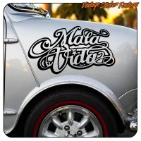 «Mala Vida»-Aufkleber auf dem Kotflügel eines klassischen Autos angebracht