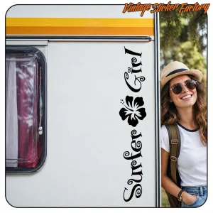 Pegatina vertical «Surfer Girl» en negro aplicada en el lateral de una caravana