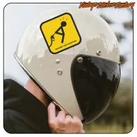 Casque blanc à visière sombre avec autocollant jaune «ASSUME THE POSITION»