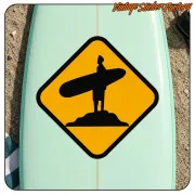 Design jaune et noir avec un surfeur sur une planche, appliqué sur une planche de surf