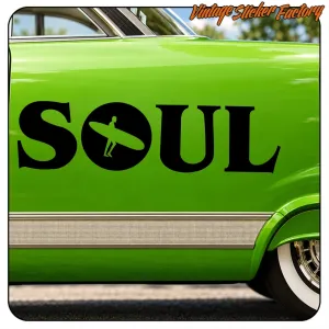 SOUL SURF Aufkleber an der Seite eines klassischen grünen Fahrzeugs