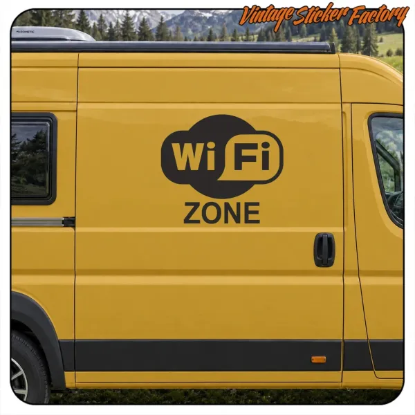 Vue alternative de l’autocollant WIFI ZONE placé sur le côté d’une camionnette jaune