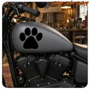 Vinilo de huella de perro negro aplicado en el depósito de una motocicleta