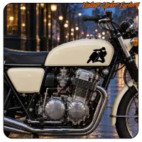 Vue latérale d’une moto avec le design noir d’un scootériste sur le réservoir